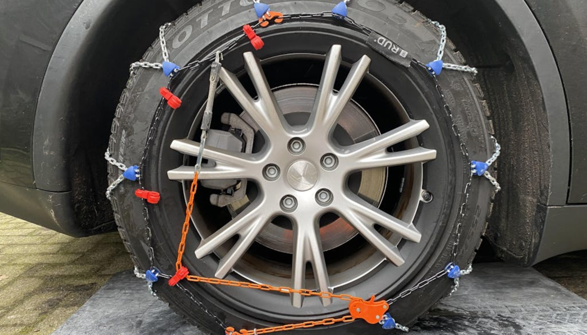 Monteer ik sneeuwkettingen op mijn voor- of achterbanden?