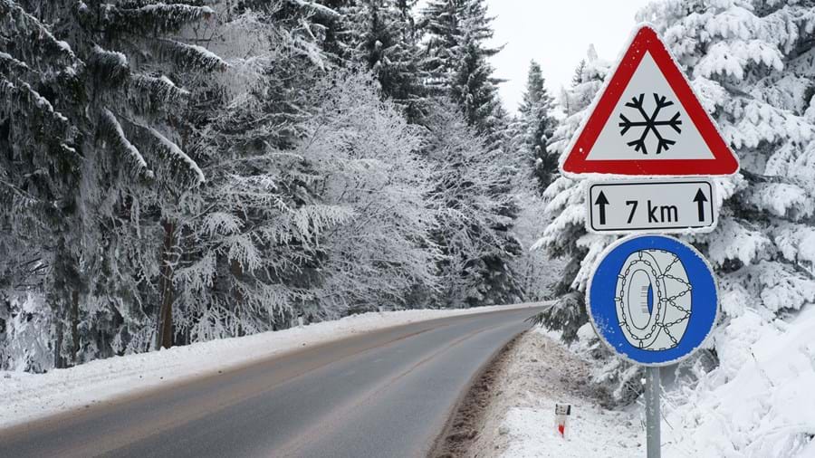 Wat zijn de boetes en regels bij rijden zonder sneeuwkettingen in de Alpen?